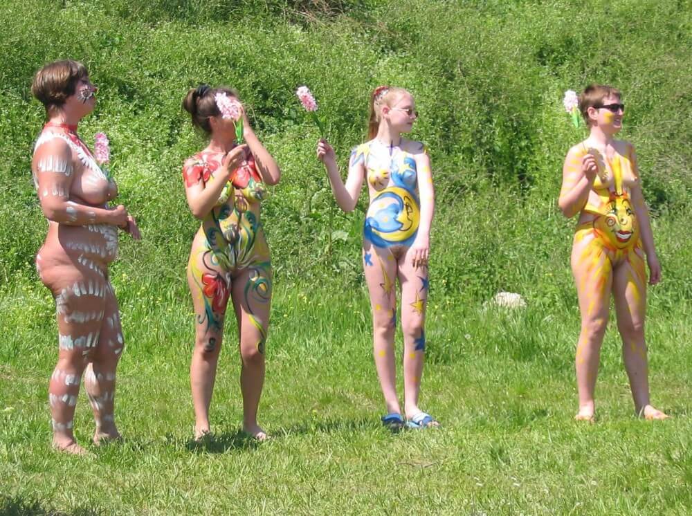 Family String-Apple Game Pics Nudism naturism club