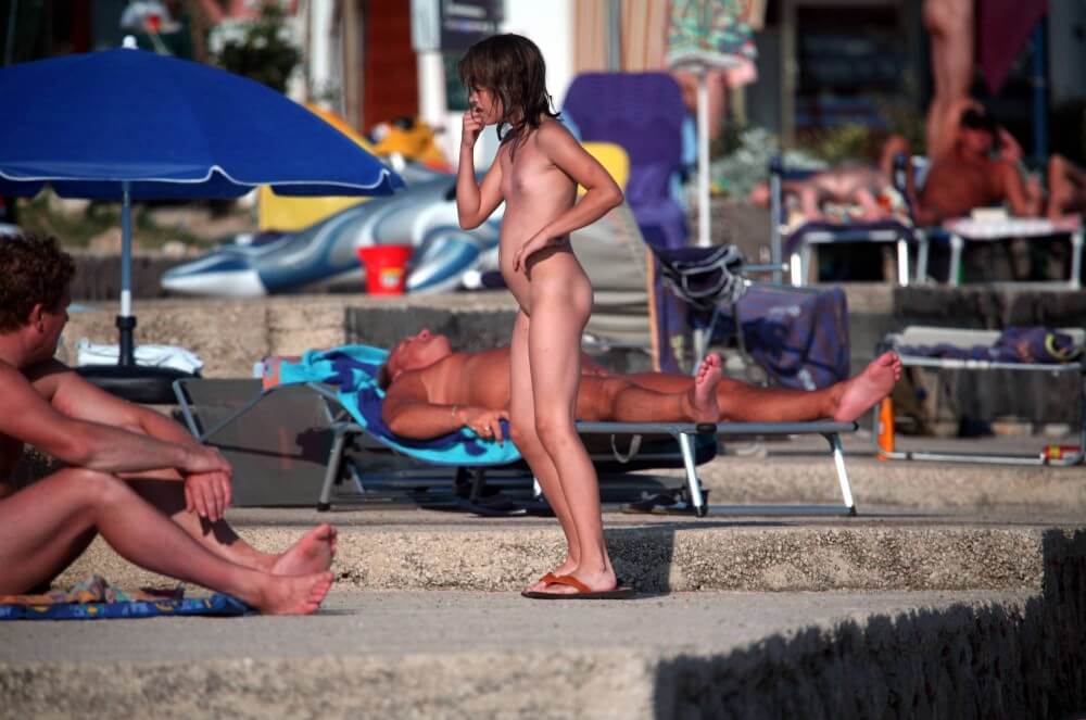 Girl Walk to Nudist Shower pics Nudism naturism club