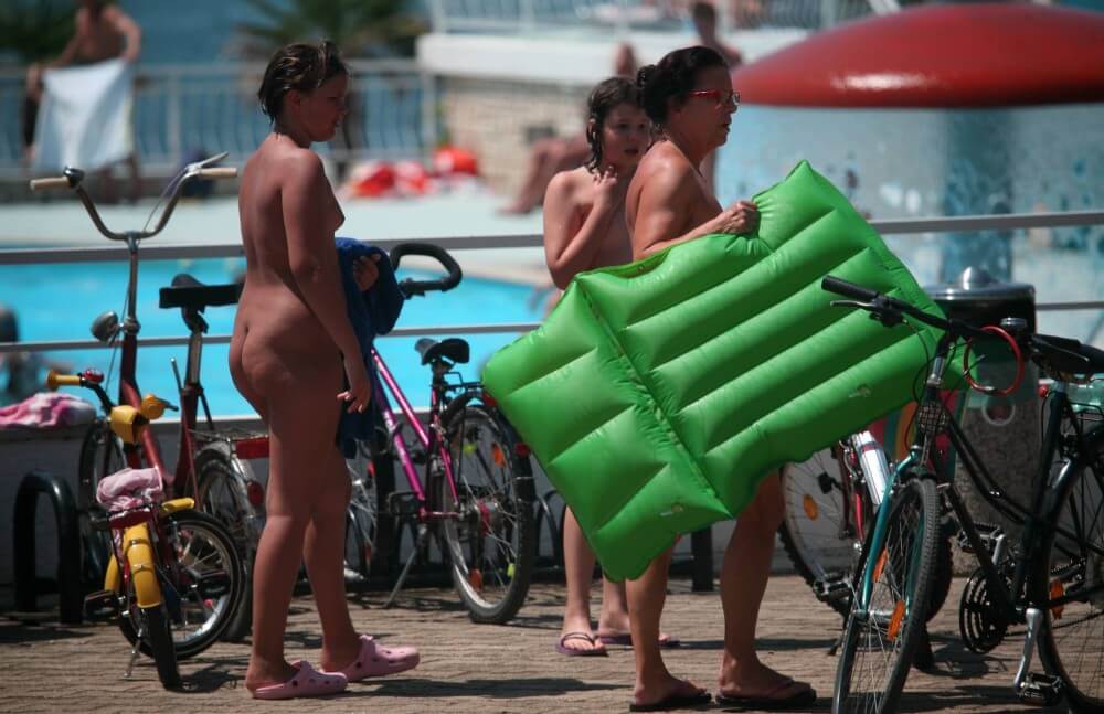 Outdoor Pool Sideliners pics Nudism naturism club